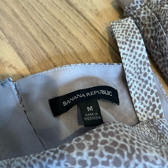 Banana Republic women’s two piece snake print top and pleated shirt with belt - Picture 3 of 6